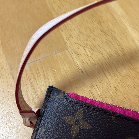 Authentic Luis Vuitton Neverfull Pouch in Peony New - Picture 3 of 5